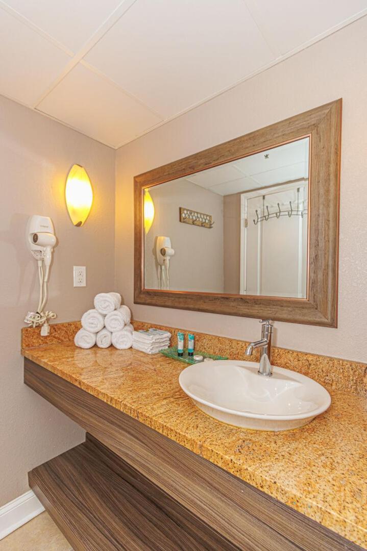 Oceanfront 1 Bedroom Suite With Beautiful Decor And Accents Caravelle Resort 1039 Sleeps 6 Guests マートルビーチ エクステリア 写真